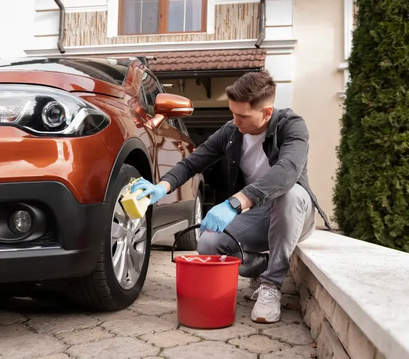 Lavage auto à domicile Saint-Judoce : professionnel intervenant sur un véhicule